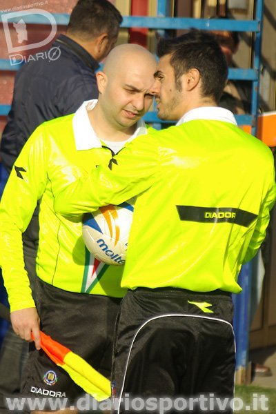 Arbitro e assistente prima del fischio d'inizio